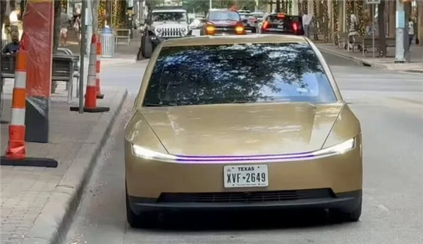 特斯拉Cybercab试乘翻车：停路中接客遭鸣笛