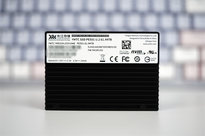 突破1PB写入大关！长江存储PE501 61.44TB企业级SSD深度评测